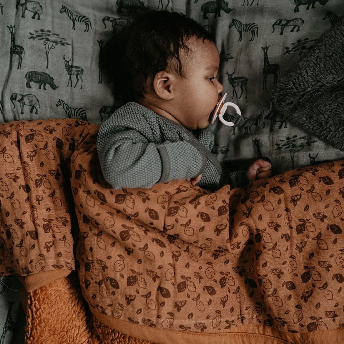 Hydrofiele doek XL Baby 120x120 cm Organic Toffee Lemon Brown_Muslinedoeken_Snoozebaby